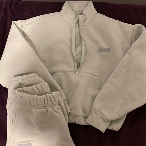 SET ACTIVE sweatpants and half zip up - Picture 2 of 5